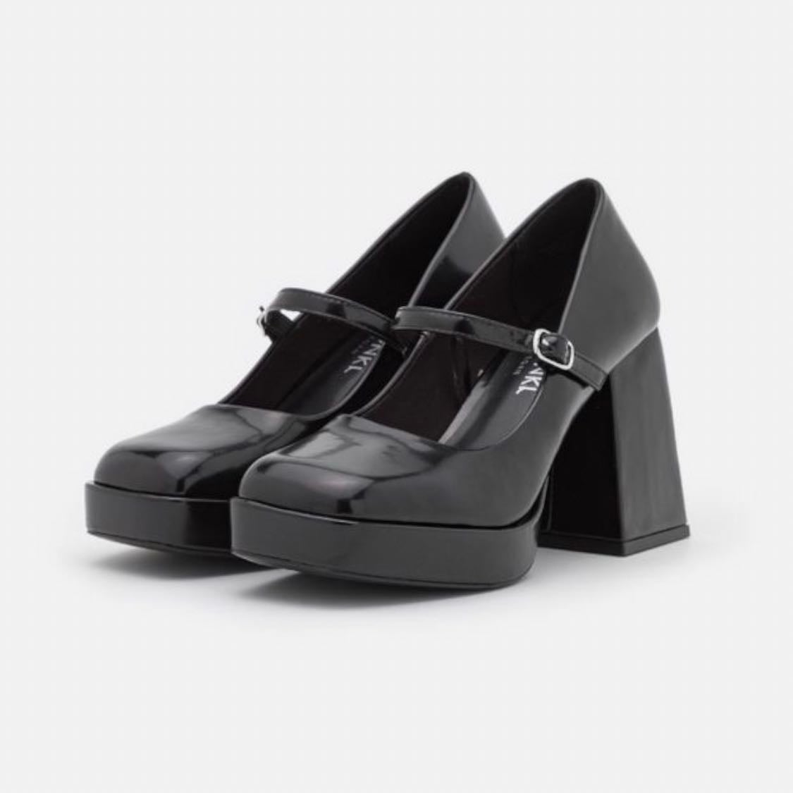 Mary Janes - With white socks >>