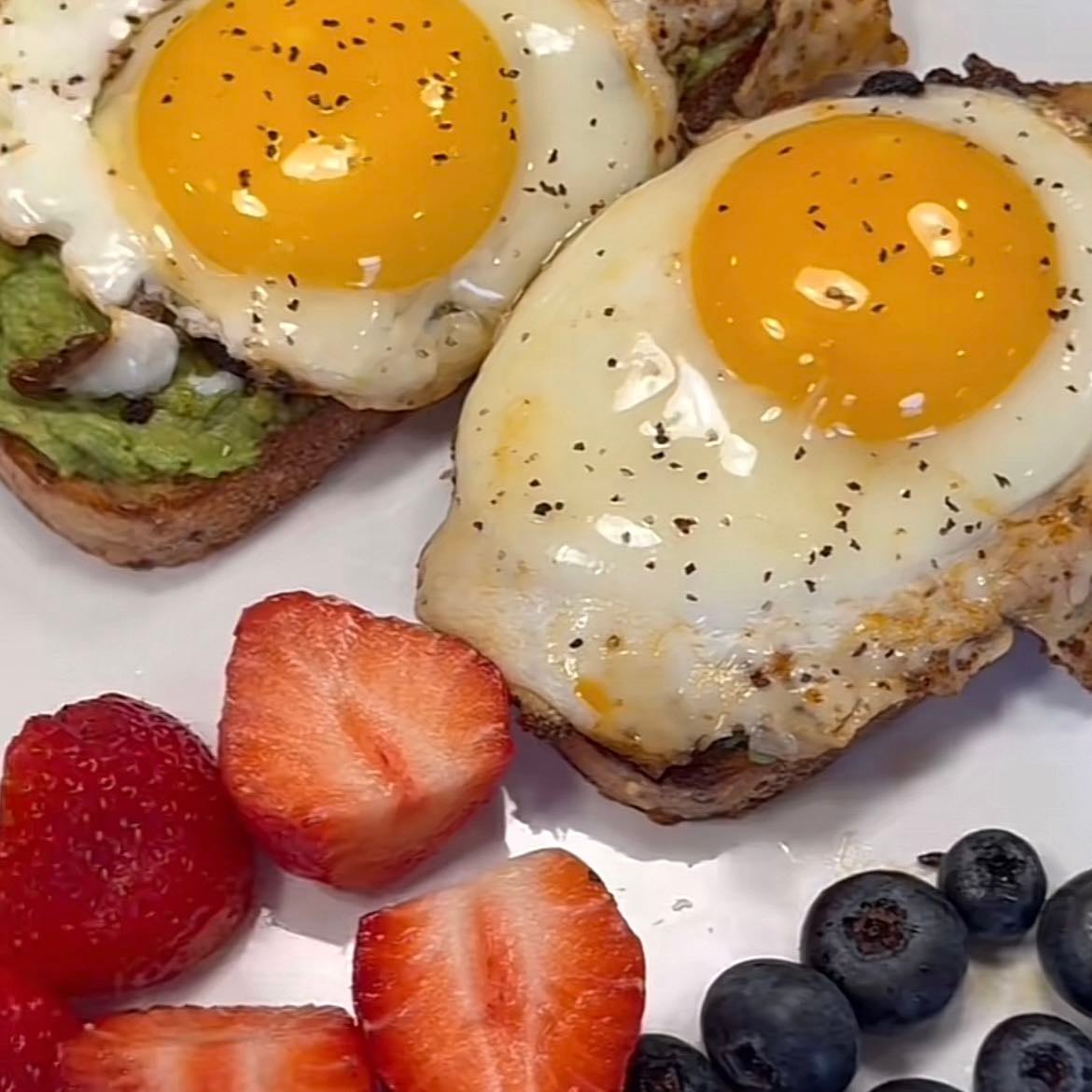 Toast con huevo estrellado y fruta
