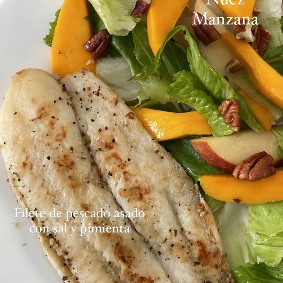 Filete de pescado con ensalada