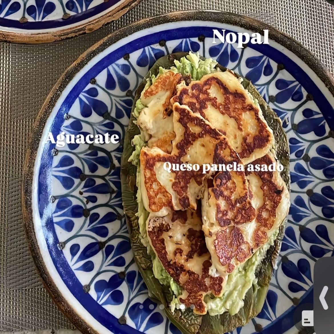 Nopal con aguacate y queso panela