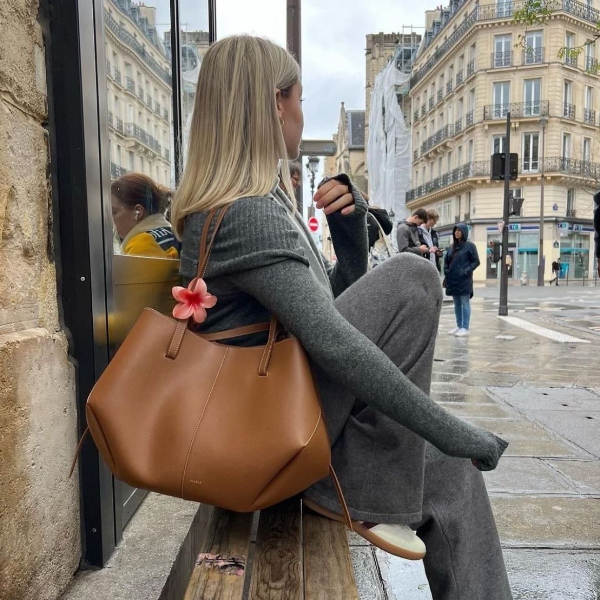 Polène Paris «Cyme» - Me parece una opción tan perfecta y chic para el día a dia… la amo!