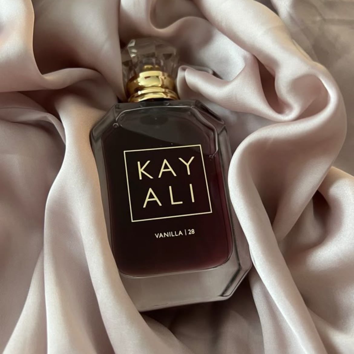 Vanilla – Kayali - La vainilla peca muchas veces de infantil, pero con este perfume no me ha pasado en absoluto. Es una vainilla madura, potente, clásica y sexy. Me encanta usarla en invierno/otoño o de noche.