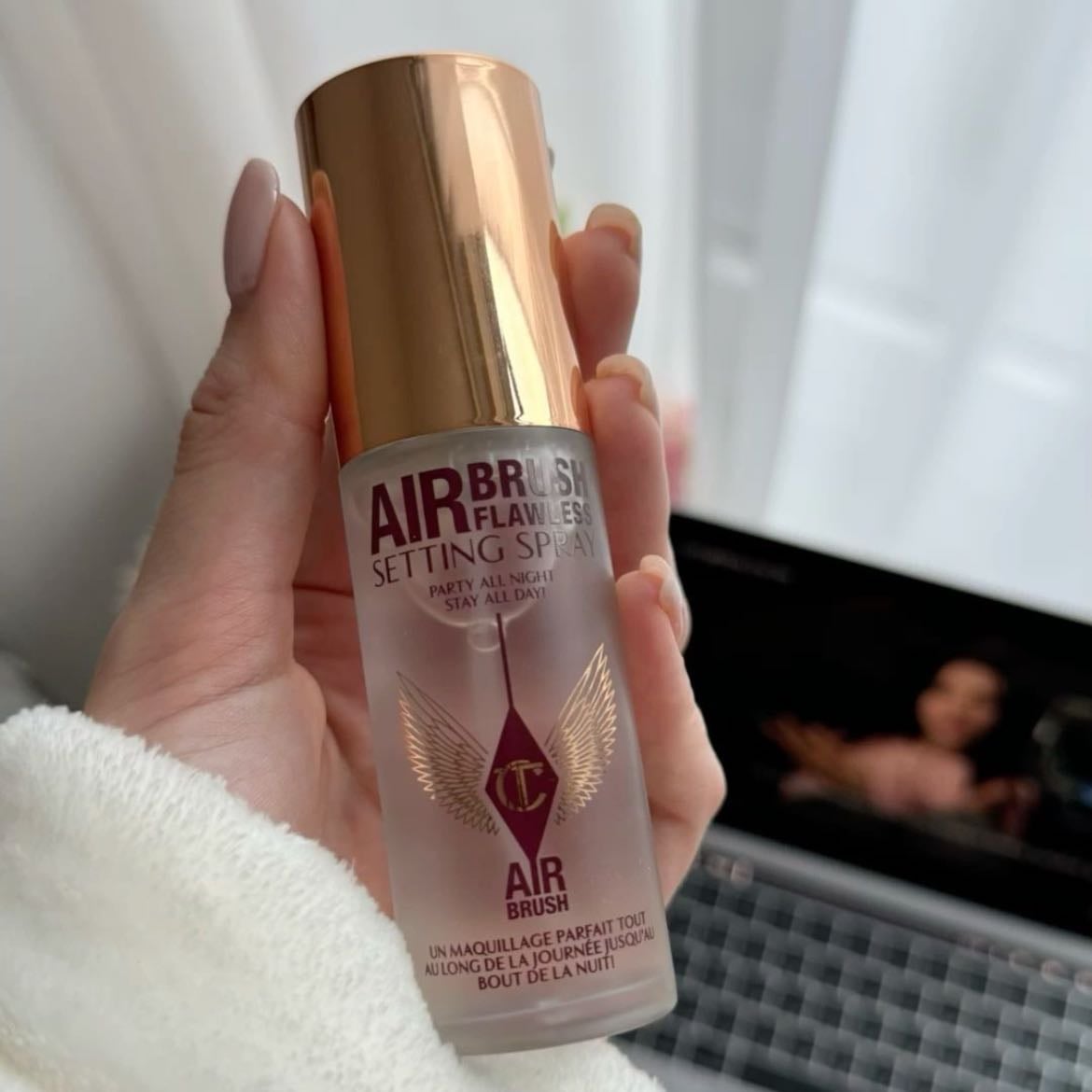 Charlotte Tilbury Setting Spray - Probé también el de Urban Decay durante muchos años de mi vida y ese me resecaba DEMASIADO la piel con el paso del tiempo. Con el de Charlotte se mantiene hidratado y dura mil