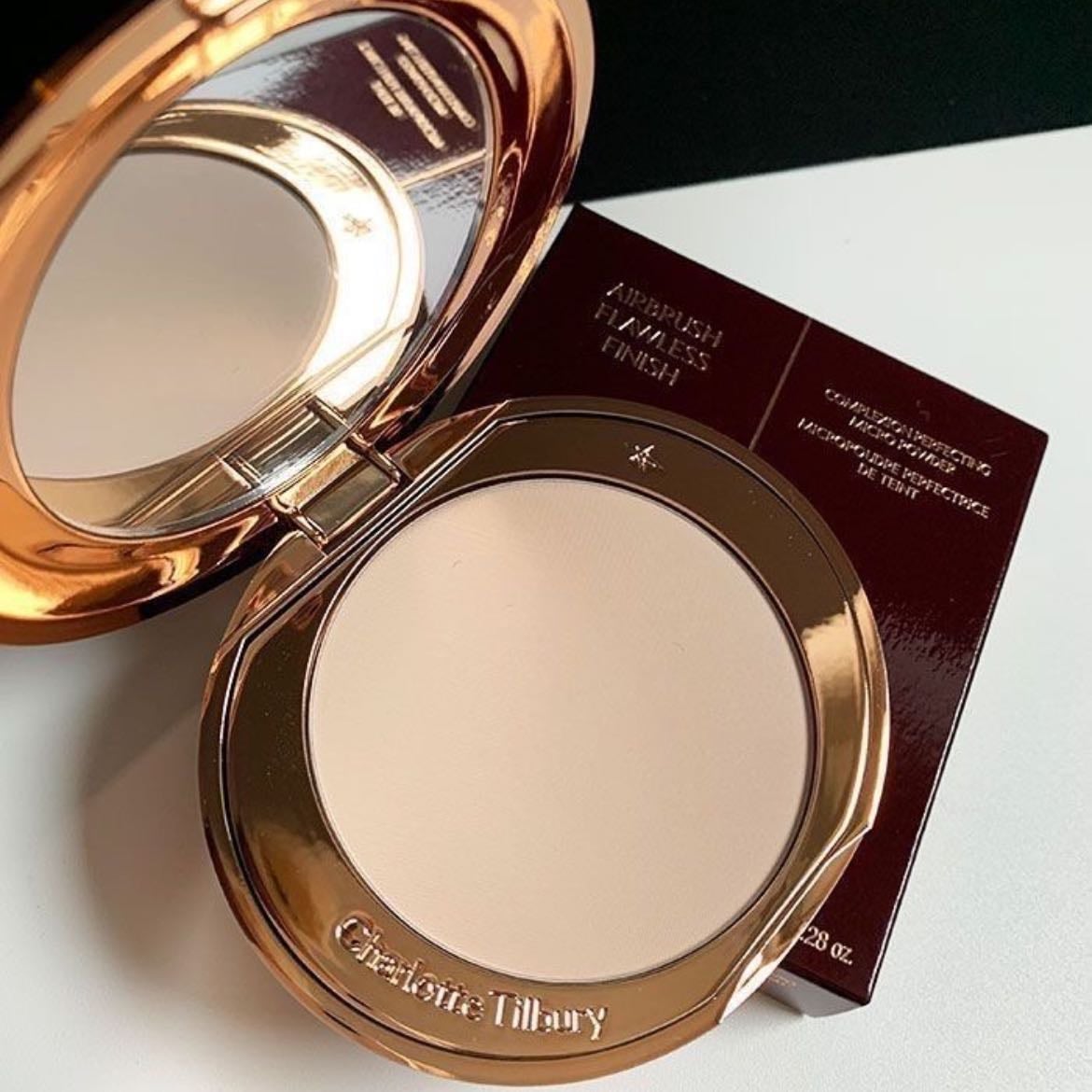 Charlotte Tilbury Airbrush Flawless Finish Powder - Todas dicen que no controla los brillos pero eso es porque no se usa para fijar nada! Es polvo de acabado; rellena los poros y te deja un efecto filtro alucinante. Me gusta combinarlos con los de Huda Beauty