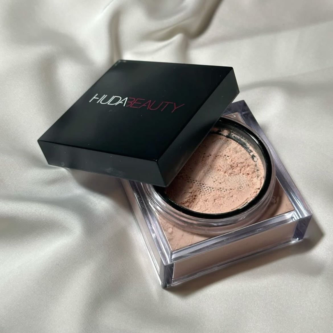 Huda Beauty Powder - El hype que tiene lo merece. Es lo único que es capaz de aguantar mis brillos a lo largo del día; mis favs son el traslúcido y el rosita