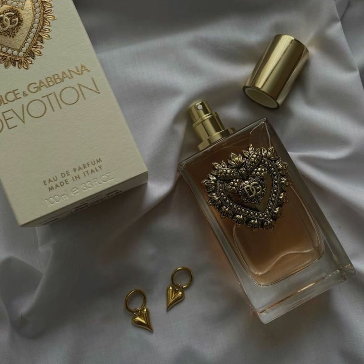 Devotion – Dolce&Gabbana - Me encantan los aromas dulces y este no podía quedar fuera. Cuando te lo pones, hueles a pastelito recién horneado. Es riquísimo