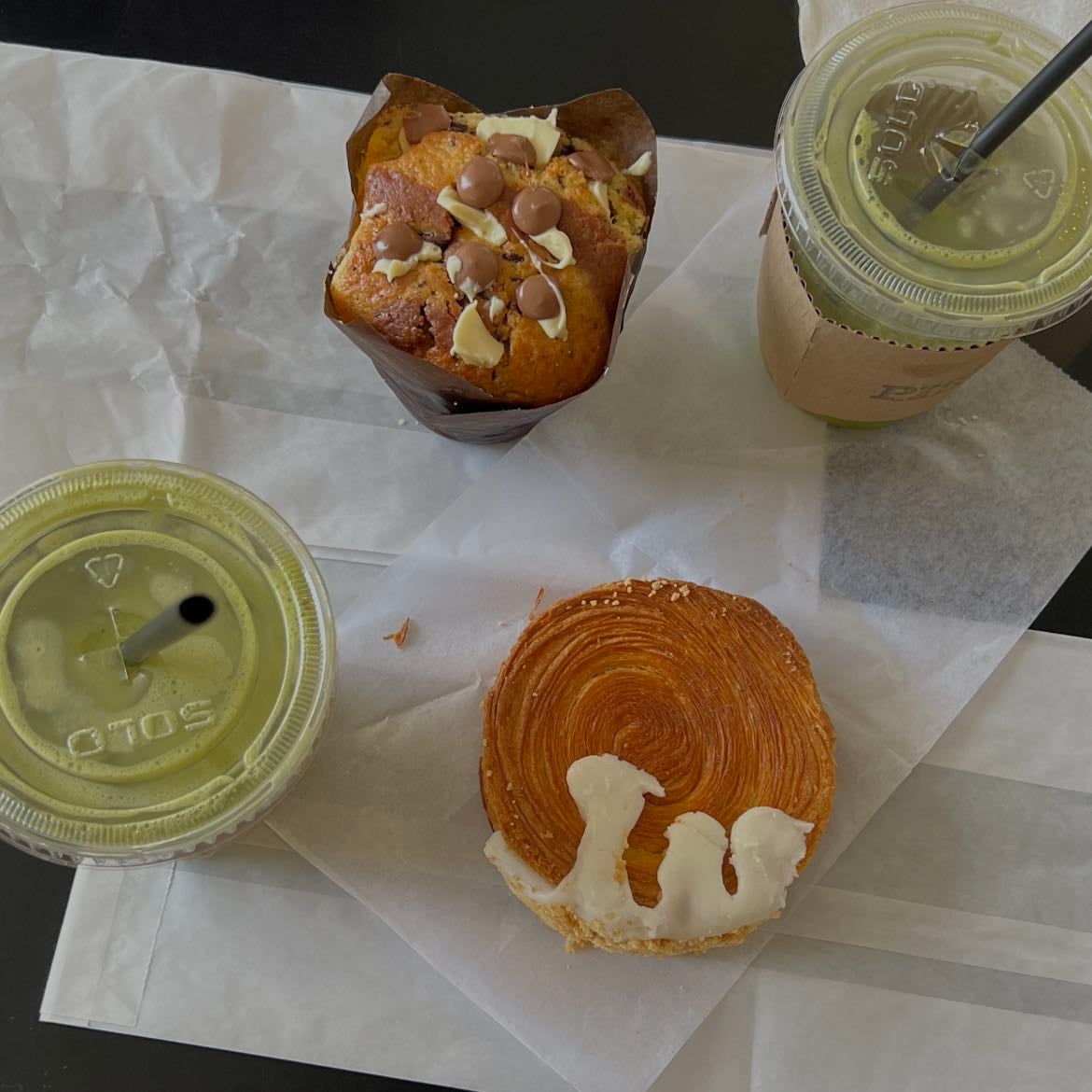 Bread Coffee Roasters - Mi panadería favorita sin duda, tienen sp buena variedad y aparte las bebidas que manejan acompañan muy bien, mi recomendación: El croissant de almendra con relleno de chocolate uffff🤎