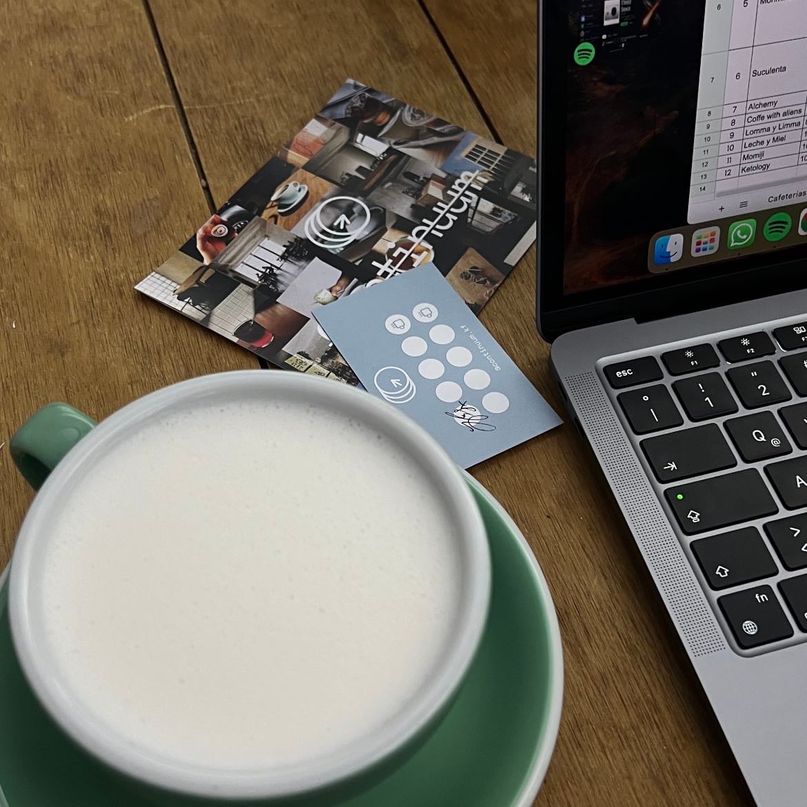 Continuum Café - Tiene bebidas que nunca había visto en otros lugares y están sp interesantes, amé porque los batistas te explican su menú si vas por primera vez 🫶🏼 also, tiene vista hacia un panteón 💀mi recomendación: Tokio latte, está sp cremosito y la explosión de sabores está wow ☁️