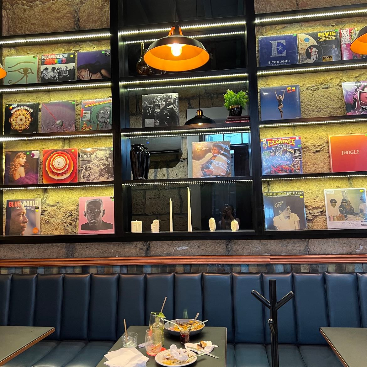 Roland Coffee Bar - El diseño me encantaa, es un poco retro y siempre tienen buena música, el servicio y la comida 10/10, mi recomendación es: Los chilaquilesss 😮💨