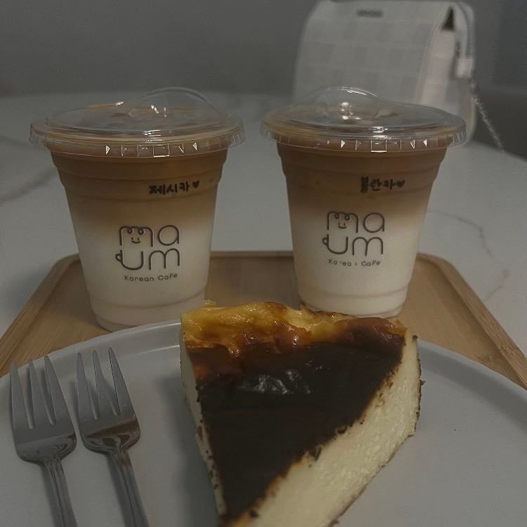 Maum Korean Café - Korean cafe donde el vainilla coffee latte está deliciosoo, el cheesecake también sp rico y lo más cute es que te ponen en tu vaso tu nombre escrito en coreano🫰🏻💗✨