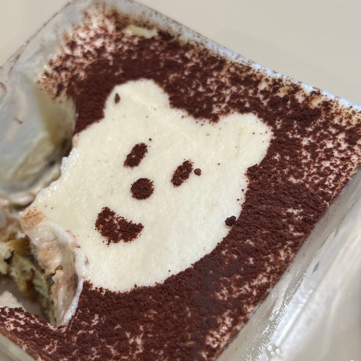 Momiji Café - Cafetería + spot de Kbeauty, me gusta mucho ver lo nuevo que traen y aparte suelen hacer eventos de kpop lo cual es muy cool, mi recomendación: El tiramisú 🧸
