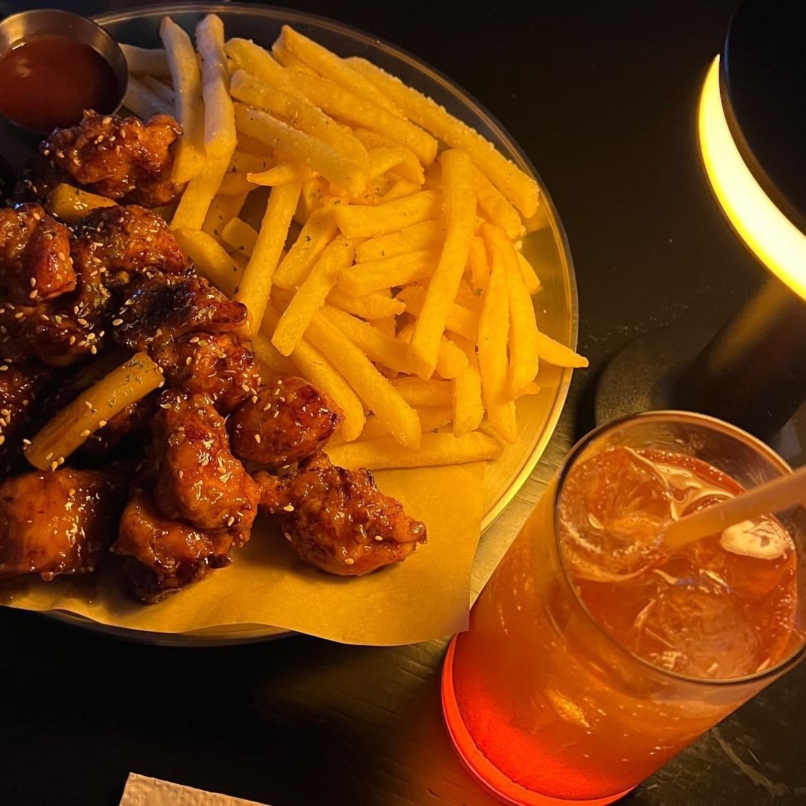 도토리 dotoree - Restaurante/Bar coreano, está súper lindo el lugar y la comida está sp bien servida 🖤✨