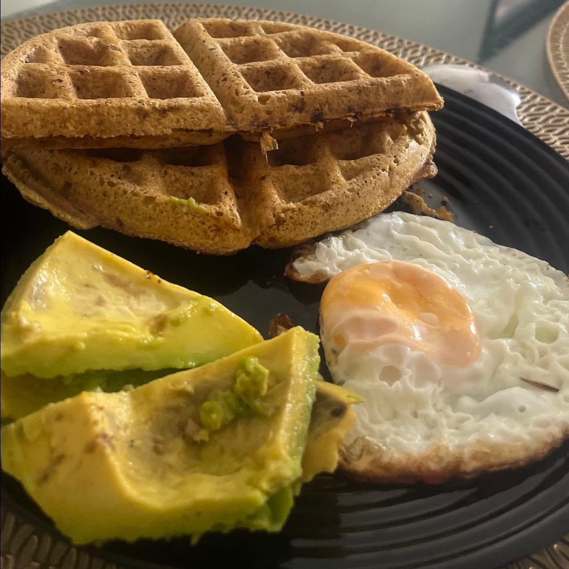 Waffle de verde - Huevo y aguacate