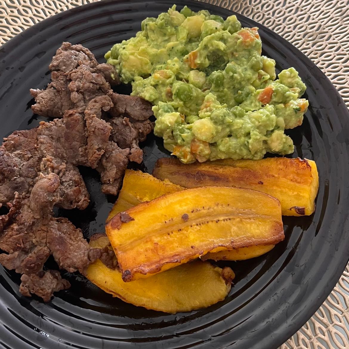 Ensalada de guisantes, zanahoria y choclo en salsa de aguacate - Maduros en aceite de coco y carne en refrito de tomate y cebolla