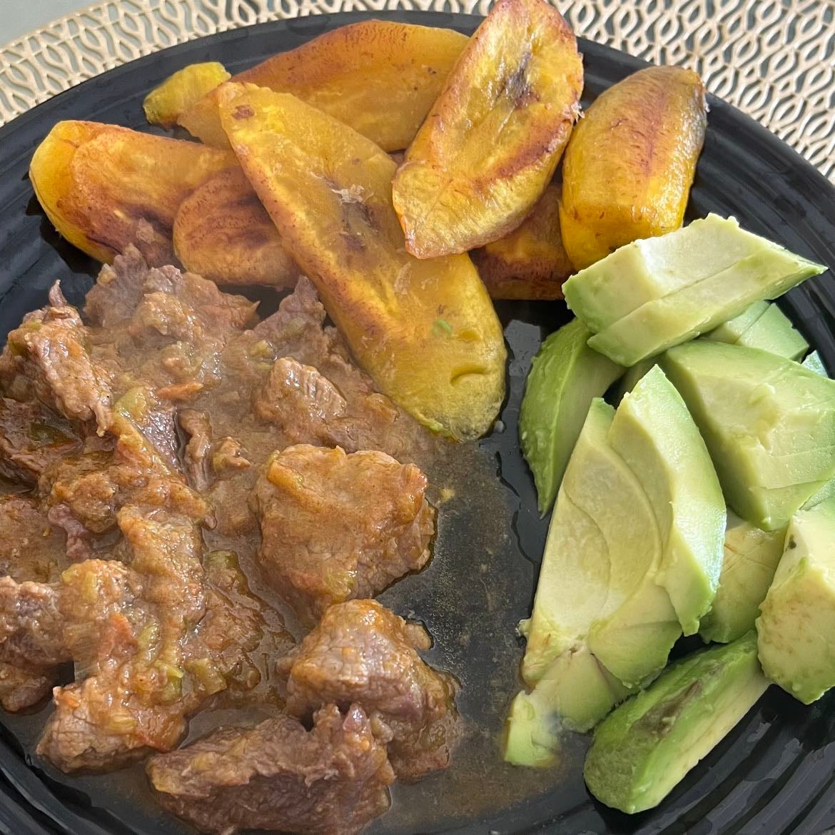Maduros en aceite de coco - Aguacate y estofado de carne en refrito de cebolla