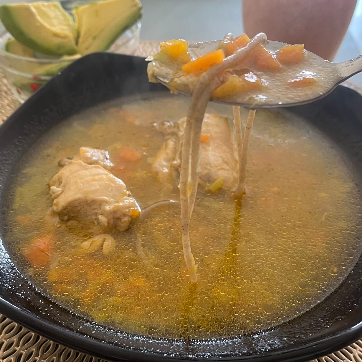 Sopa de pollo - Incluye fideos de quinoa sin condimentos
