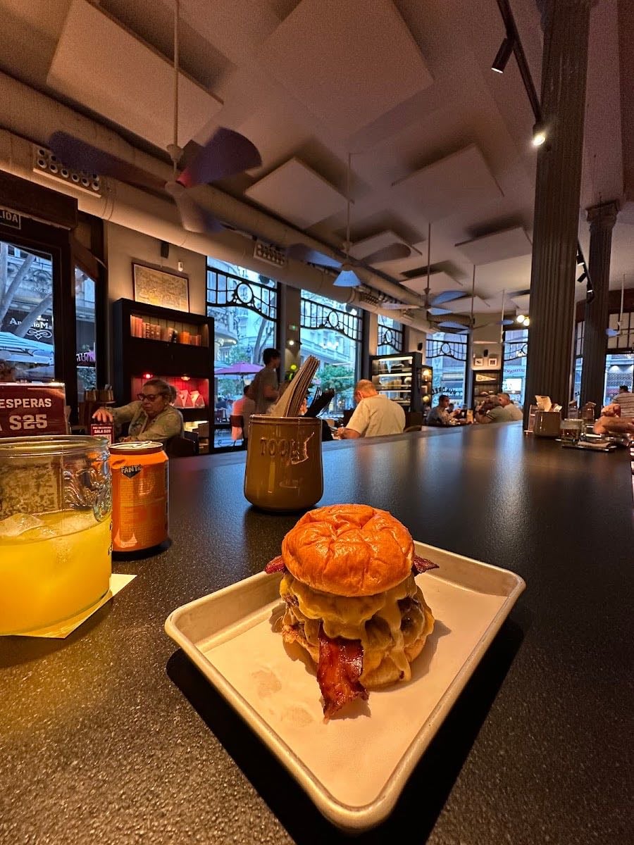 HUNDRED - Burger