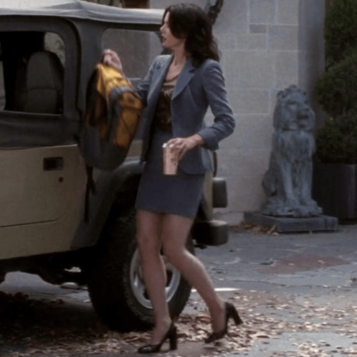 Corporate girl - Pero ya vieron la playera que se puso con ese traje? La reina del casual business.