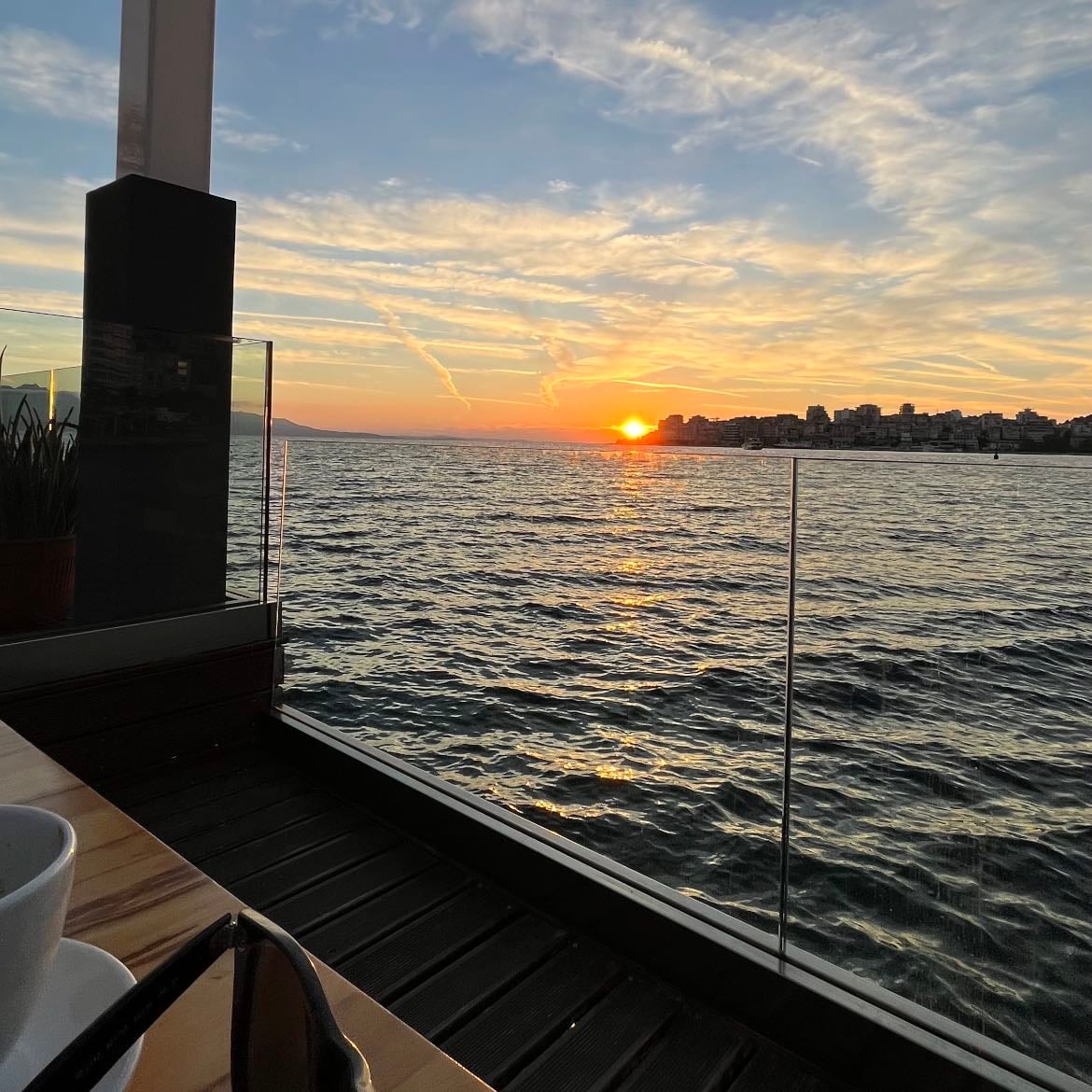 Demi - Restaurante a nivel del mar