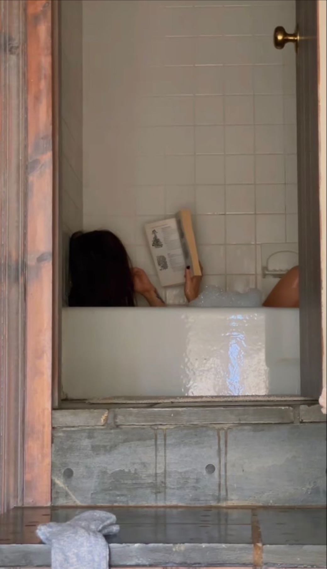 baños largos - con musica, libros y vinito