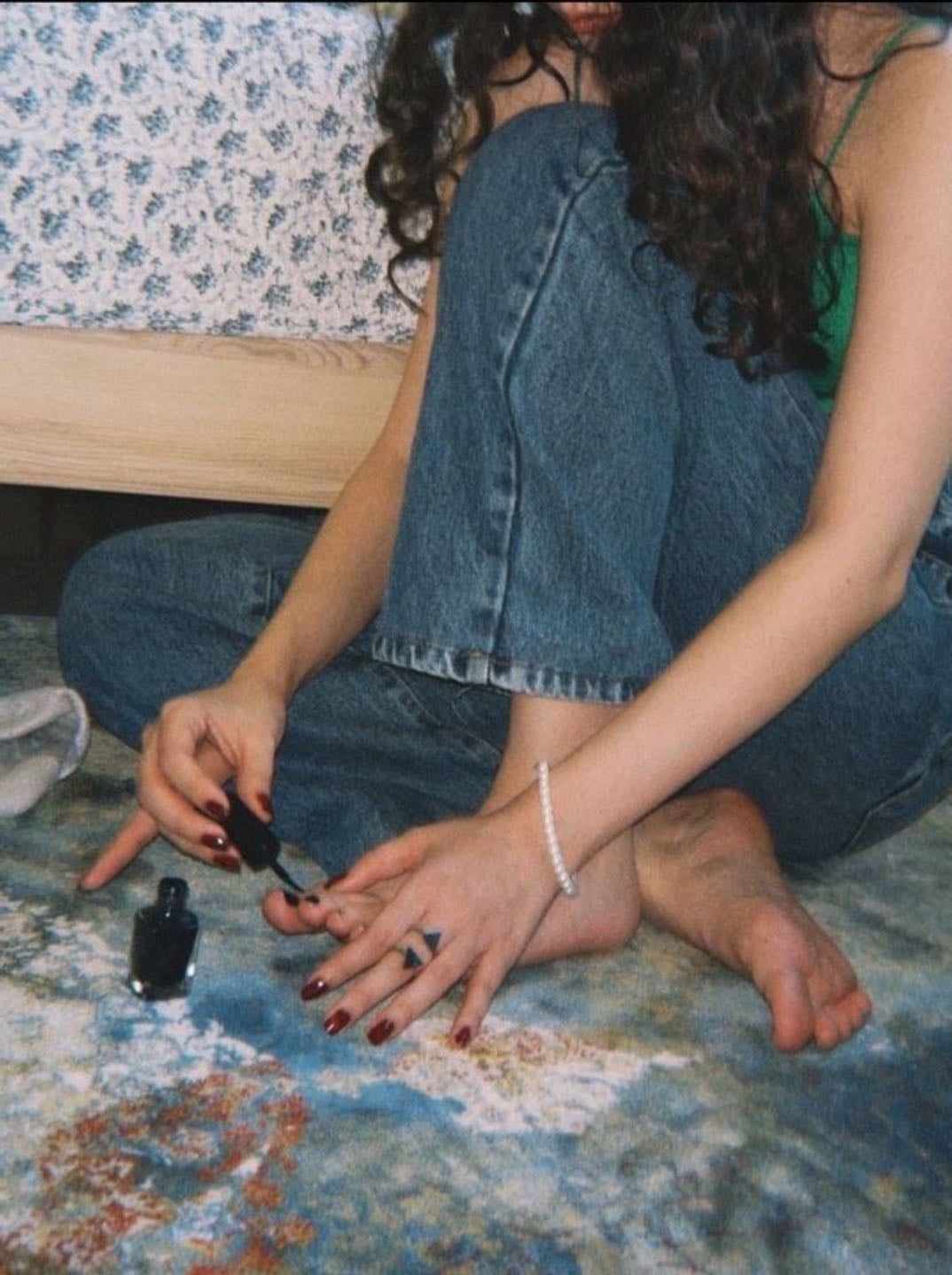 uñas de pies pintadas - de negro o rojo queda cool, ya es un ritual
