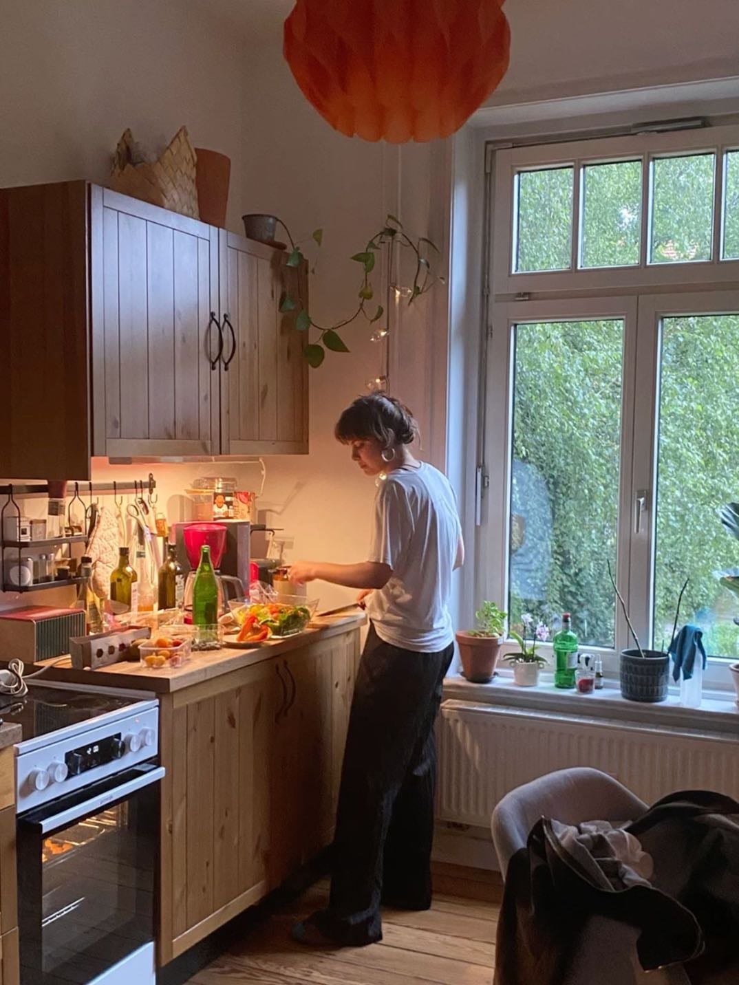 el concepto de cocinar con vino y música acorde un viernes a la noche