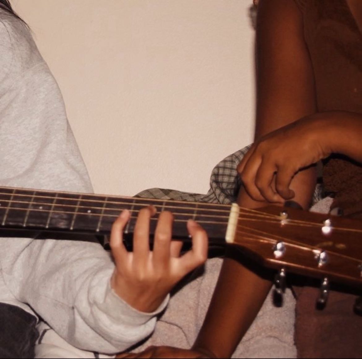 practicar algo en guitarra - la extraño😭😭