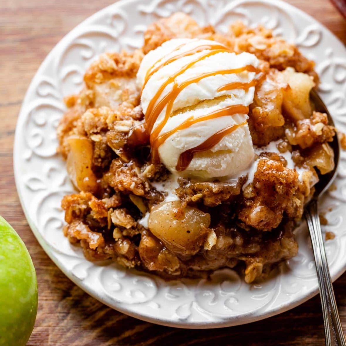 Apple crumble with vainilla ice cream and caramel