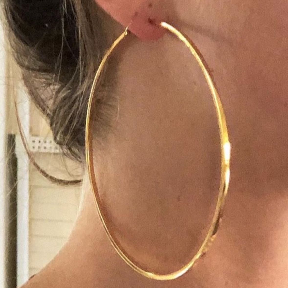 argolas grandes - especialmente com o cabelo preso(na minha cabeça passa uma energia de latina baby)