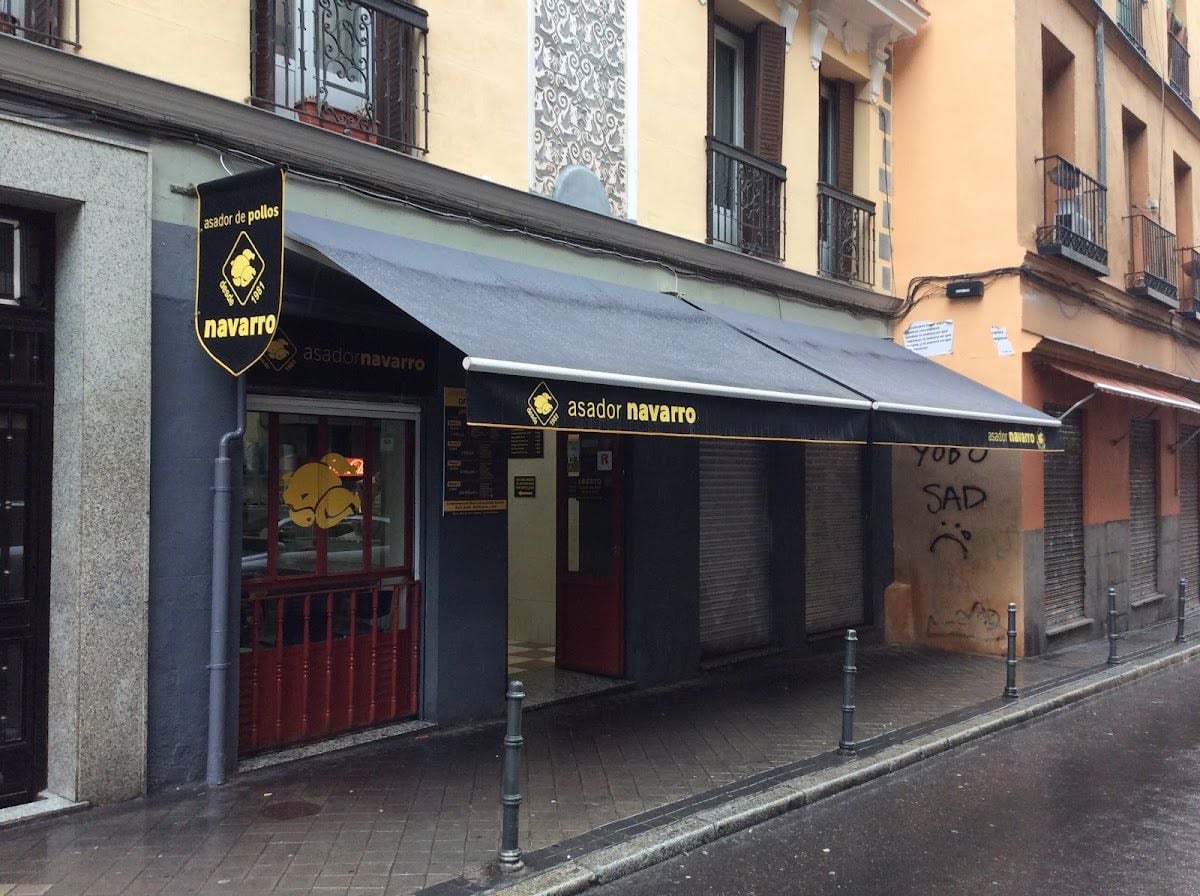 Asador de Pollos Navarro - En esta calle está la deco de casita