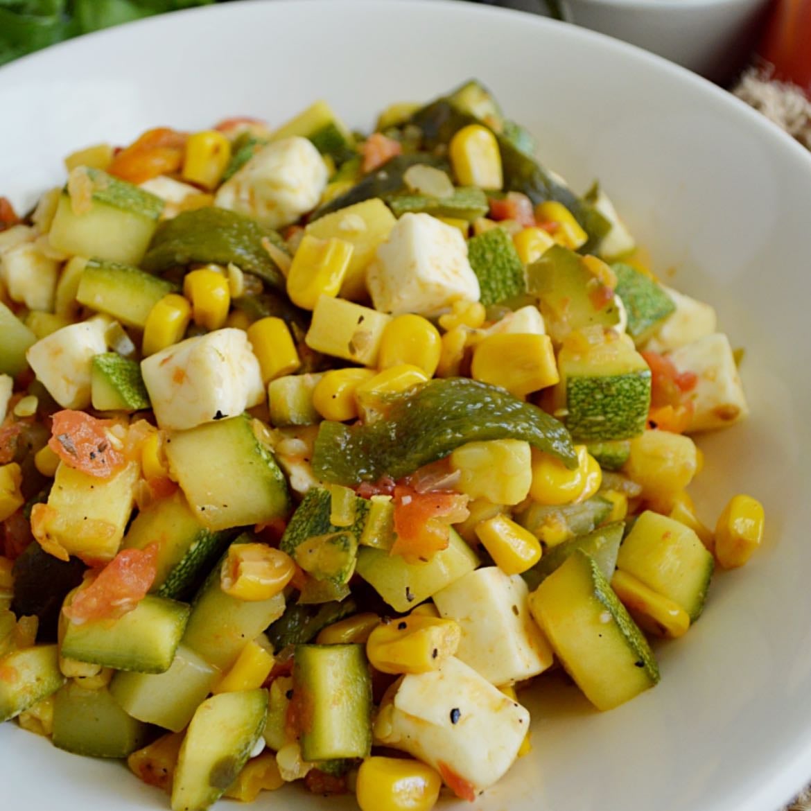 Calabacitas con elote y queso panela