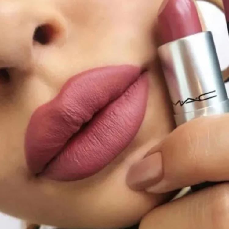 MAC Lipstick Tono Mehr - Lipstick, tono rosado oscuro con un toque neutro.