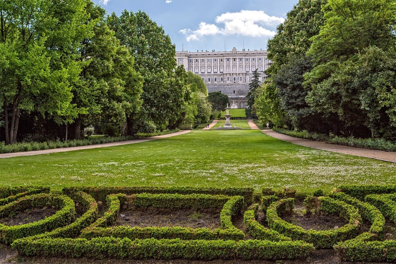 Jardines del Campo del Moro - princess role play