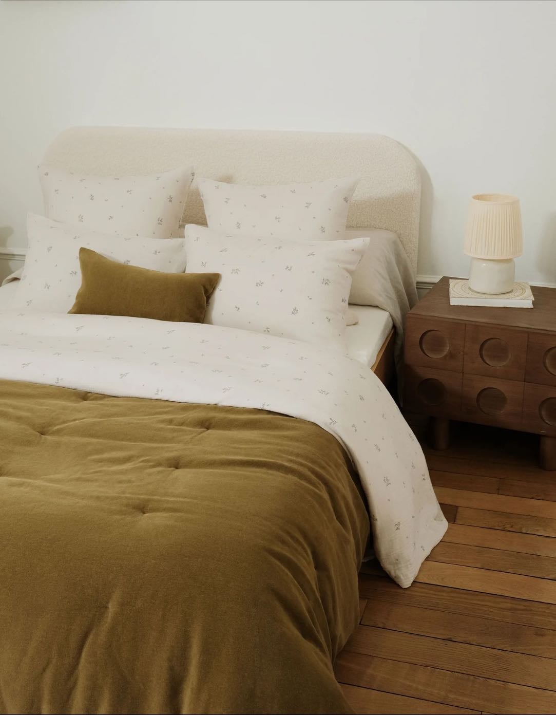 BONSOIRS - PARURE GAZE DE COTON DOUBLE ÉPAISSEUR - 275€
Beige fleurs
160/200 - 200/200 - 65/65