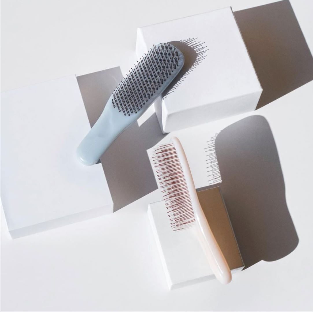 Kobako - Brosse à cheveux bijoo - 39€
HARD (gris/bleu)
