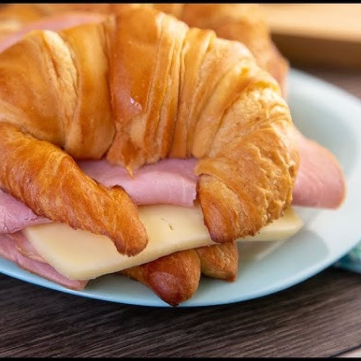 Cuernito de jamón