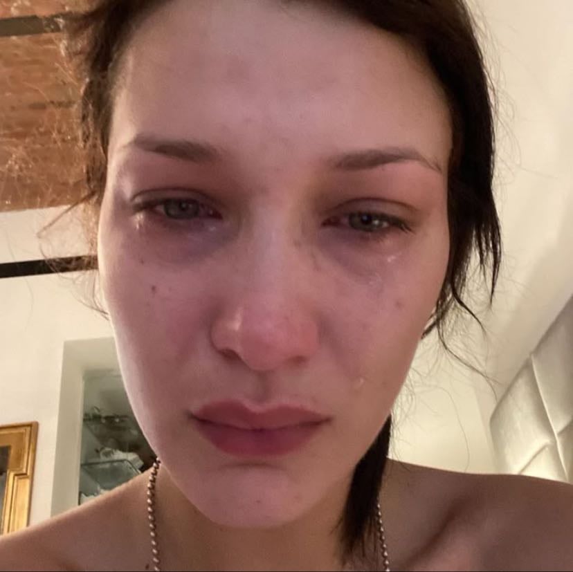 llorar desconsoladamente por todo - just a sensitive girly