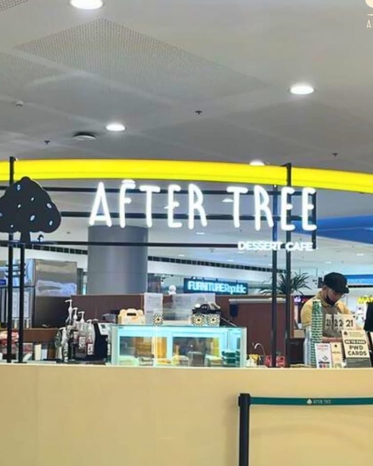 after tree cafe - trying their 馃嵉