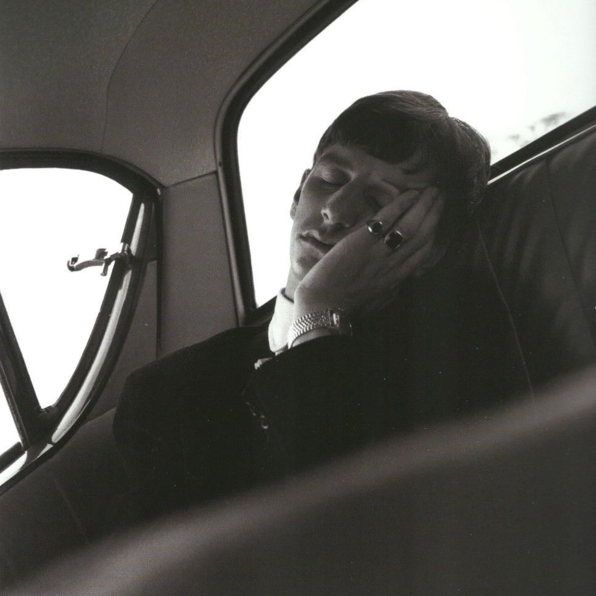 💌 - just the way he sleeps is so cute aw