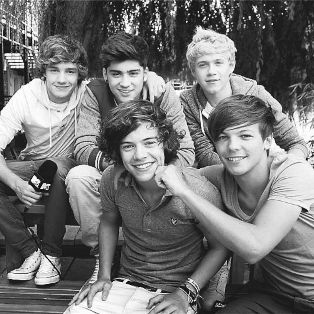 You & i 💘 - I know how it goes I know how it goes from wrong and right Silence and sound Did they ever hold each other tight, like us? Did they ever fight, like us? You and I We don't want to be like them We can make it 'till the end Nothing can come between