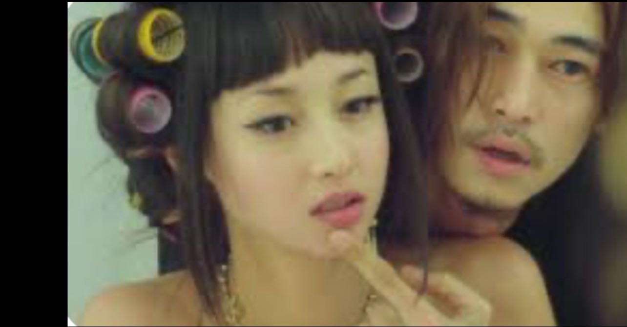 Helter Skelter - Mika Ninagawa - LiLiCo, a successful model and television personality, seems to have it all until a long-buried secret threatens her career. She descends into a world of nightmares as she desperately tries to retain her perfect image.