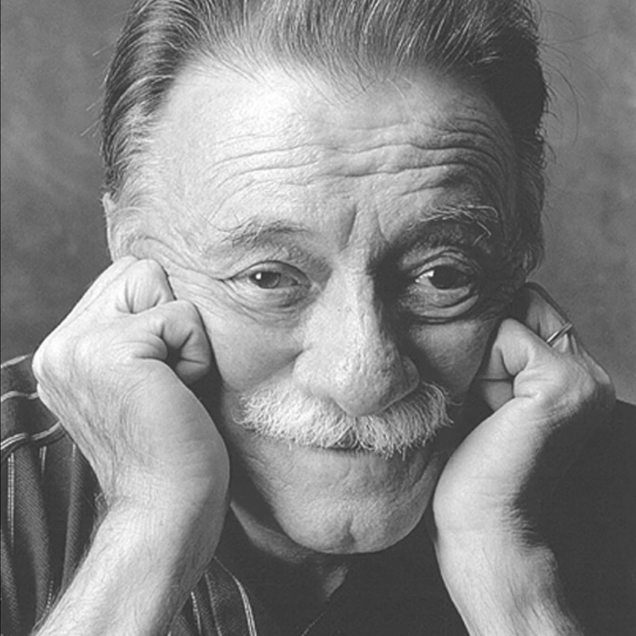 Mario Benedetti - "Lo mío fue un acto de justicia: te robe un beso porque tú llevabas meses robándome el sueño".