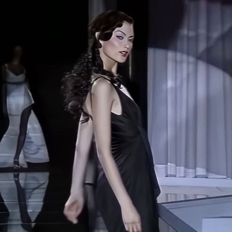 Shalom Harlow - Época: 1990s - 2000s Conocida por su figura extremadamente delgada, que se convirtió en un ideal durante los años 90. Su presencia en las pasarelas y en campañas de marcas como Chanel la convirtió en un referente de la moda de esa época.