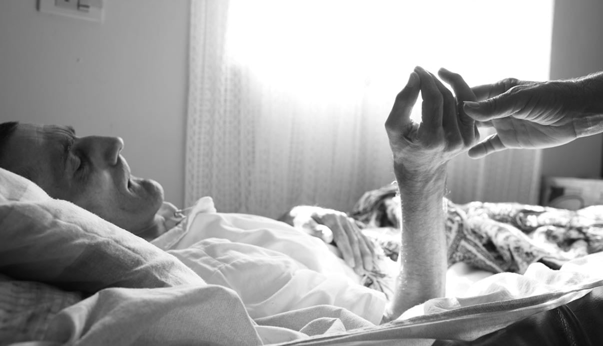 Cuidar a alguien enfermo - Hacerle compañía a alguien solo en un asilo