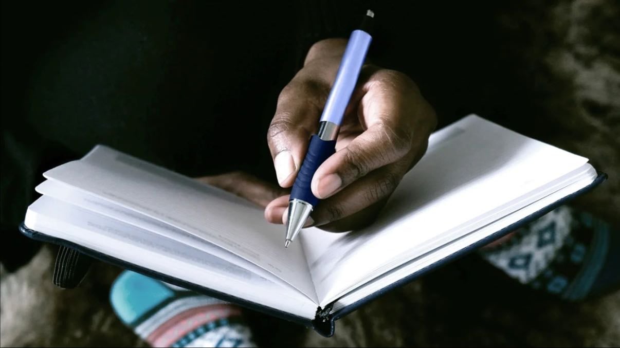 escribe: 1 área de tu vida a mejorar - 1 acción concreta que harás hoy para eso