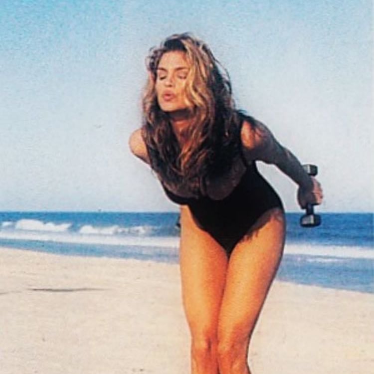 Cindy Crawford - Su figura es un ejemplo del estándar de belleza “ideal” de los 80 y 90, con más curvas en comparación a otras modelos. Su icónica belleza y porte la hicieron una de las supermodelos más famosas del mundo.