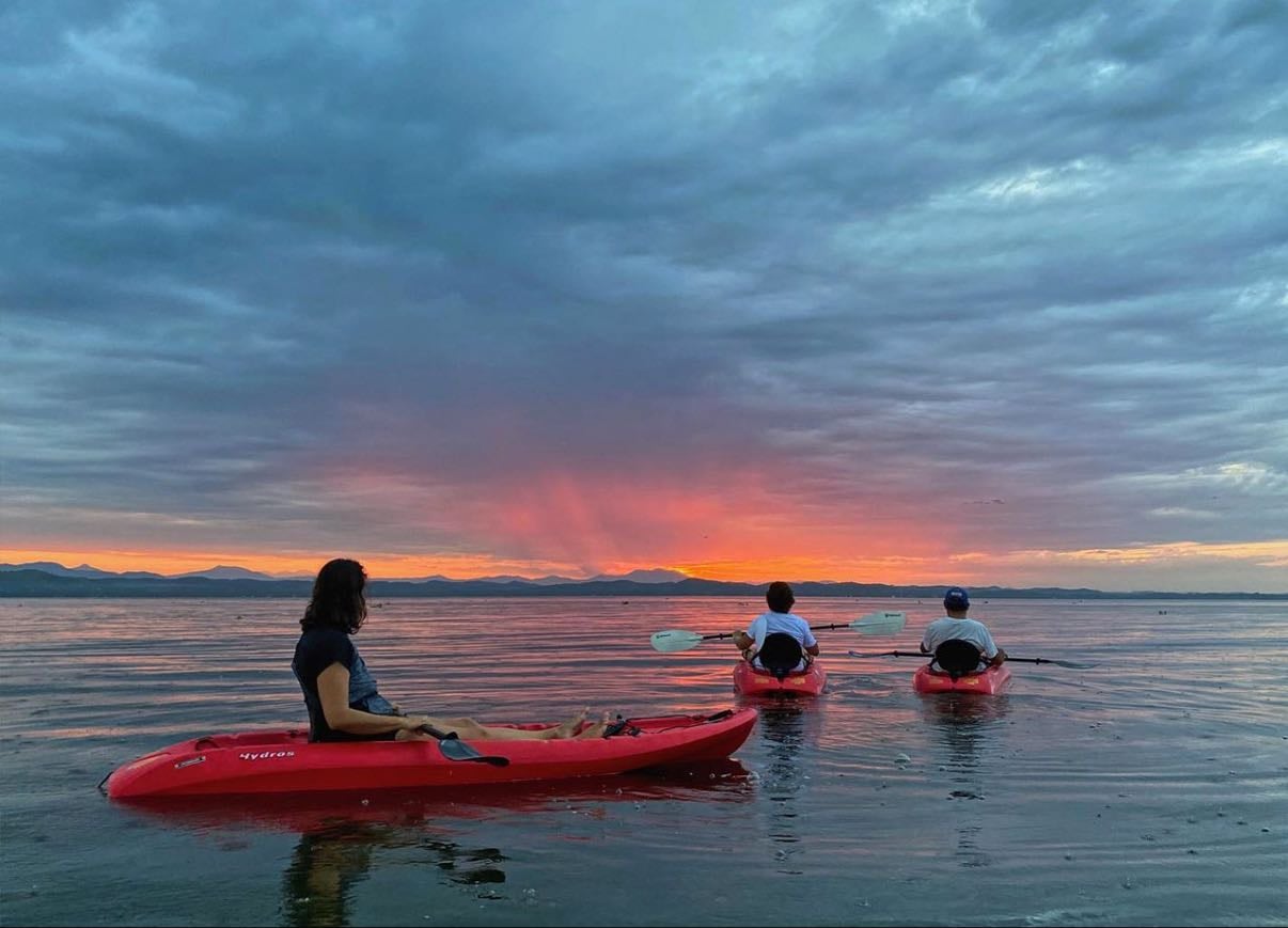 Ver el amanecer en kayak