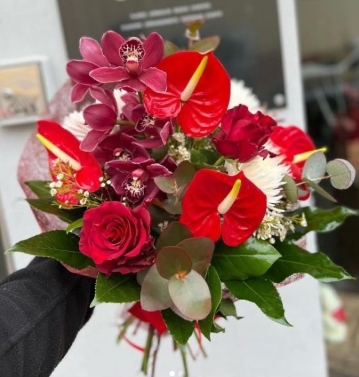 Regalar flores - Caminar por la calle regalando flores a extraños.