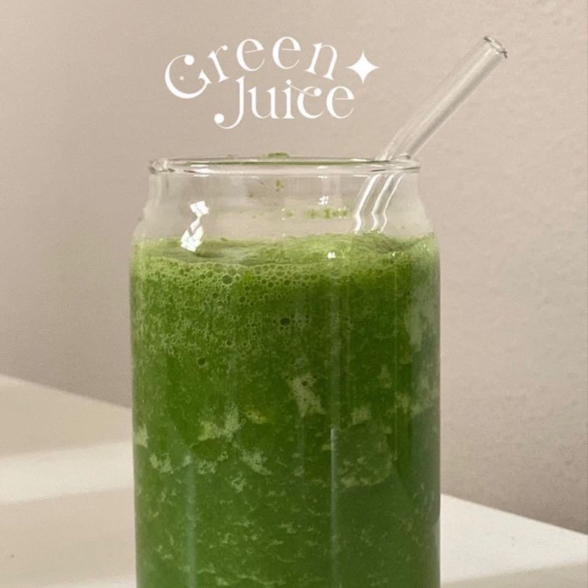 Beber jugo verde - Tomar jugo verde tiene muchísimos beneficios, incluidos: fortalece el sistema inmunológico, mejora la salud cardiovascular, reduce la inflamación, mejora la digestión, protege contra el envejecimiento, mejora la piel, ayuda a bajar de peso, reduce los niveles de colesterol malo, entre otros. Así que si con estos beneficios, aún estás dudando si tomar jugo verde, no sé qué más necesitas que te diga. Es de los hábitos más saludables.