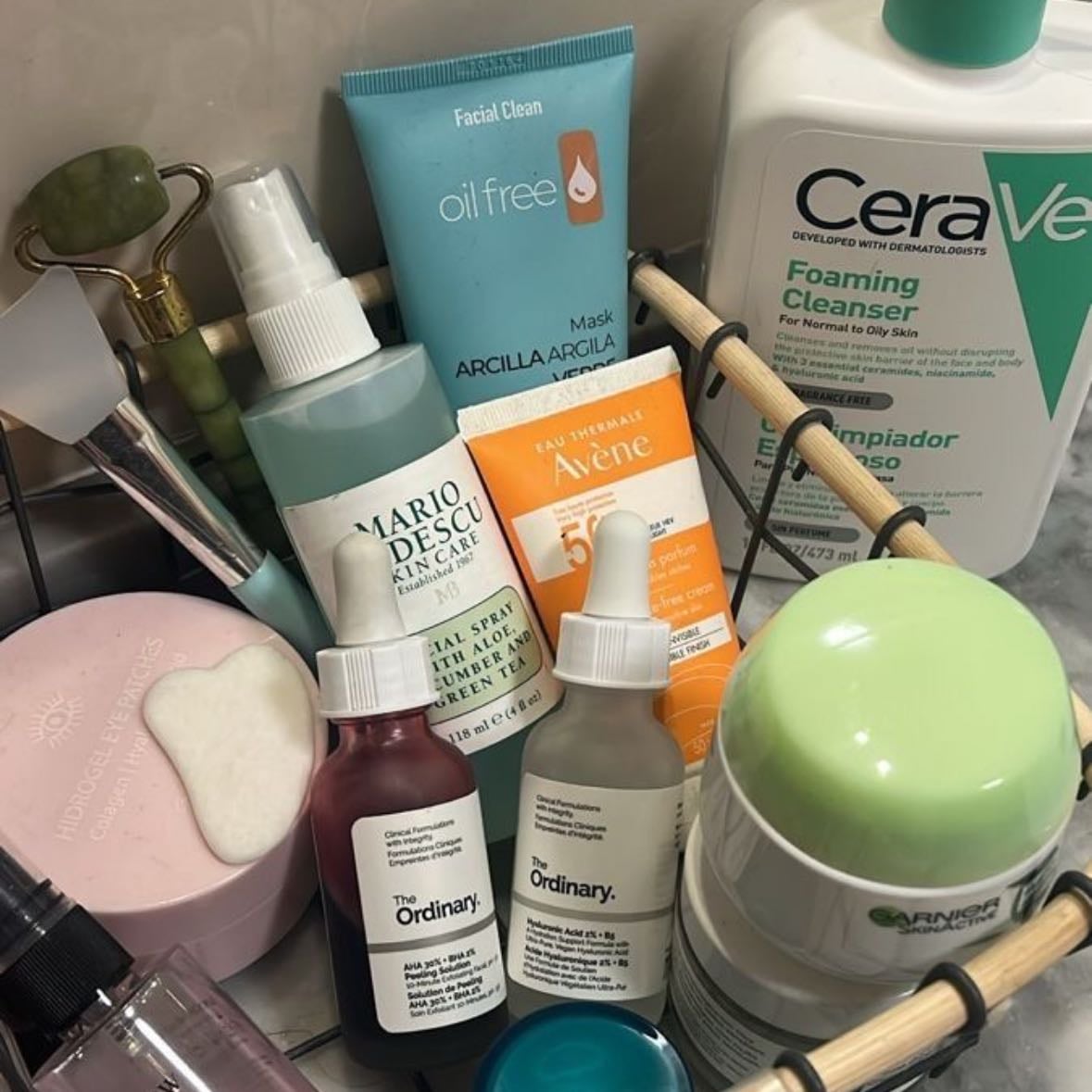 Skincare routine - Una buena rutina del cuidado de la piel siempre es importante para la salud de nuestra carita, y también del cuerpo (porque todo lo que brota en la cara tiene raíz de algo que pasa en nuestro cuerpo) y también para sentirnos más bellas y seguras. Siempre recomiendo ir con un dermatólogo que es lo que yo hago porque aveces recibimos recomendaciones que no nos sirven y al contrario nos empeoran, pero los costos de ese tipo de servicio son elevados. Yo te recomiendo que investigues con cautela productos que puedes usar para tener limpia y radiante tu piel, y claro, COMER BIEN. <3